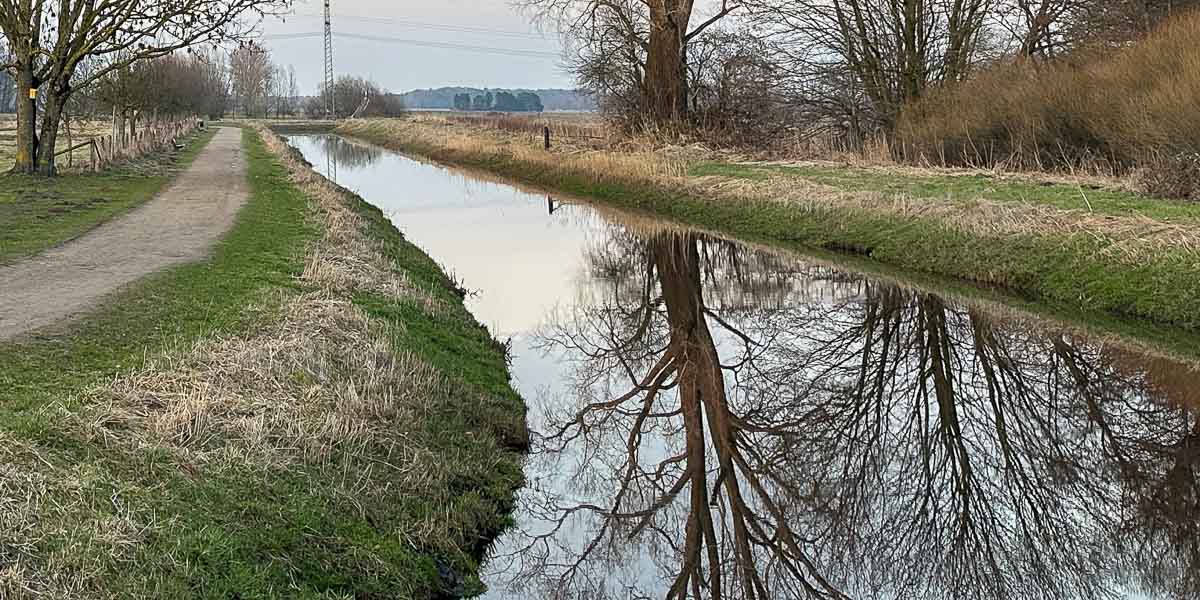 Pinnau als Kanal, auf beiden Seiten Dämme